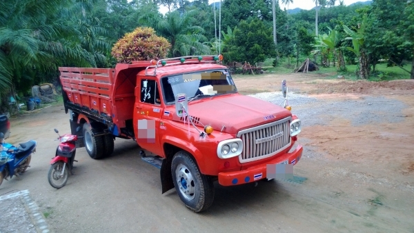 รถบรรทุก 6 ล้อดั้มพ์ นิสสัน ดีเซล 165 แรง//ติดต่อเจ้าของโดยตรง089-731-8784  085-690-4768