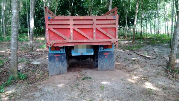 รถบรรทุก 6 ล้อดั้มพ์ นิสสัน ดีเซล 165 แรง//ติดต่อเจ้าของโดยตรง089-731-8784  085-690-4768