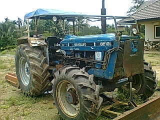 ขายรถไถฟอร์ดสองเพลา  6610  เสื้อลาย