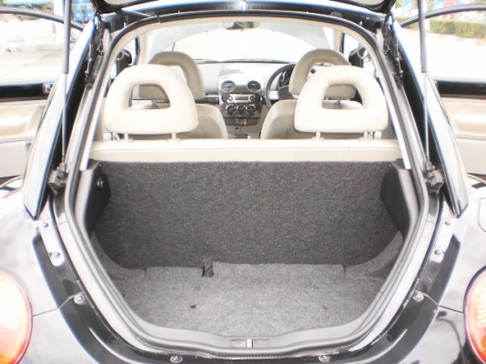 VOLKSWAGEN NEW BEETLE 2.0 สีดำเดิม เครื่องเดิม เกียร์AUTO VOLKSWAGEN NEW BEETLE 2.0 สีดำเดิม เครื่องเดิม เกียร์AUTO