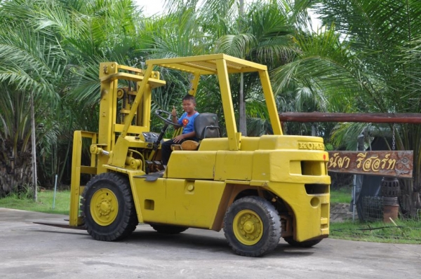 ขายFORKLIFT KOMATSU FG35(3.5ตัน ดีเซล)  นำเข้าญี่ปุ่นยังไม่เคยใช้ในไทย 189,000 เท่านั้น!!