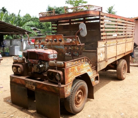 ขายด่วน รถอีแต๋น 4 ล้อ เครื่องยนต์ RT 120 - 12 แรง กระบะคอกไม้สภาพสวยดีไม่มีผุกร่อน ช่วงล่างคัชซีหน้า 5 ไม่มีแตกไม่มีดาม ชุดเฟืองท้ายใช้ของ TOYOTA สภาพดีไม่มีแตกเยิ้ม ยาง 4 เส้นประมาณ 70\% พร้อมบรรทุกพร้อมใช้งาน ราคาต่อรองได้ครับ