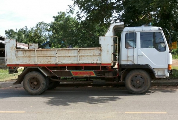 MITSUBISHI FUSO 175 HP 6D15 หกล้อดั๊มพ์ กระบะดั๊มพ์เหล็ก 6 ตันความยาว 4.30 เมตรสภาพดี เครื่องแห้งแรงดีไม่มีเยิ้ม ภายในคอนโซลครบพร้อม พวงมาลัยเพาเวอร์ ช่วงล่างใหญ่คัชซีสวยไม่มีแตกไม่มีดาม ยาง 9.00 ขอบ 20 สภาพดี 70\% พร้อมบรรทุกพร้อมใช้งาน เอกสารเล่มทะเบียนค