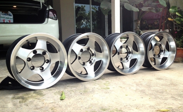 ขายล้อ Enkei ขอบ 15x7 ET0 6/139.7 ลาย 5 ก้าน ออฟลึก สวยมากครับ