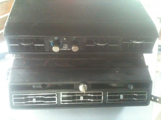 ตู้แอร์ยาว YOKOHAMA 4 ช่อง ขาย 1,600 บาท และตู้แอร์คลาสิกหน้าโครเมี่ยมสวยมีแค่ 2 ตู้ ขาย 1,500 บาท