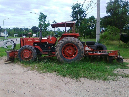 รถไถ KUBOTA M8030 dT รถพร้อมใช้งาน มีทะเบียน อุปกรณ์ใบดันหน้า และผาน 7 อย่างดีแถมไว้ให้ใช้งาน.