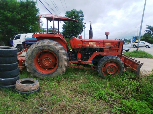 รถไถ KUBOTA M8030 dT รถพร้อมใช้งาน มีทะเบียน อุปกรณ์ใบดันหน้า และผาน 7 อย่างดีแถมไว้ให้ใช้งาน.