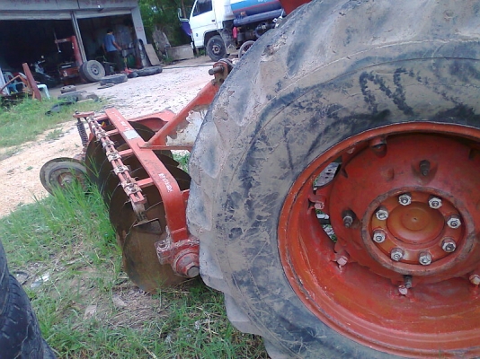 รถไถ KUBOTA M8030 dT รถพร้อมใช้งาน มีทะเบียน อุปกรณ์ใบดันหน้า และผาน 7 อย่างดีแถมไว้ให้ใช้งาน.