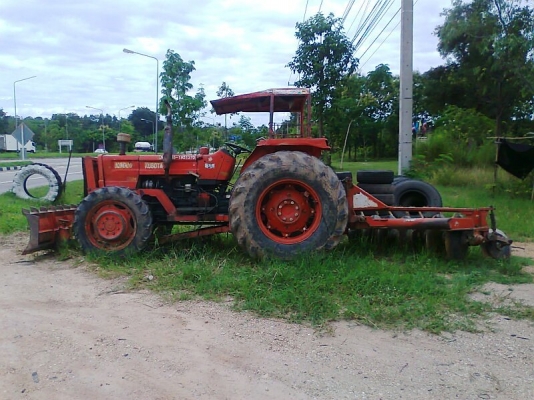 รถไถ KUBOTA M8030 dT รถพร้อมใช้งาน มีทะเบียน อุปกรณ์ใบดันหน้า และผาน 7 อย่างดีแถมไว้ให้ใช้งาน.