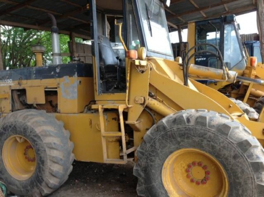 KOMATSU WA150-1 รถตักล้อยาง สภาพดีเดิมๆทั้งคันพร้อมใช้งาน ใช้ตักขึ้นรถสิบล้อรถพ่วงได้เลยไม่มีปัญหา เครื่องแห้งแรงดีไม่เยิ้ม ระบบไฮดรอลิกส์ไมีแตกซึ่ม ช่วงล่างแน่นดี ยางสภาพดี 4 เส้นหน้าหลังประมาณ 70\% พร้อมทำงานได้เลย เอกสารสัญญาซื้อขาย รา