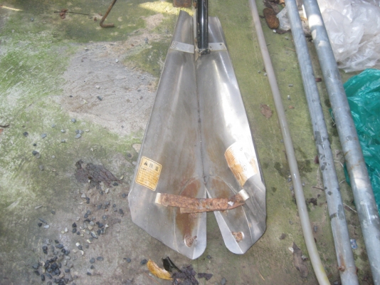 เครื่องแหวกร่องในนาข้าว