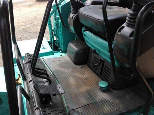 รถขุด komatsu pc30-7มีลายแย็ก