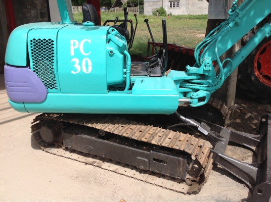 รถขุด komatsu pc30-7มีลายแย็ก