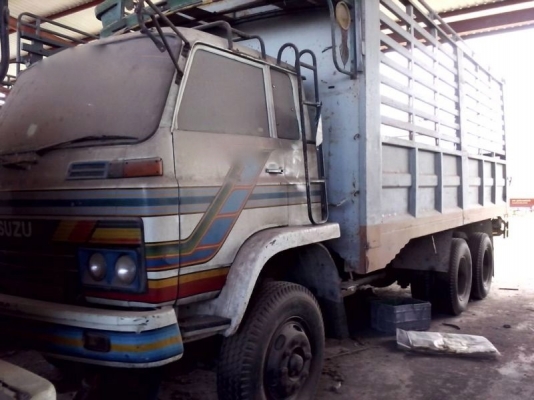 รถอีซูซุ 10 ล้อ รั่ว  จัมโบ้  210 แรงม้า ( มีขาย 2 คัน )  สนใจติดต่อ 081 - 6079515