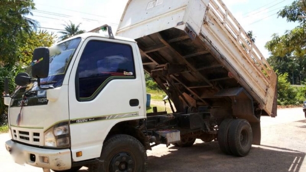 รถอีซูซุ 6 ล้อดั้ม 150 แรงม้า ปี 50  ( รถวิ่ง 24x,xxx กม. ) สนใจติดต่อ 081 - 6079515