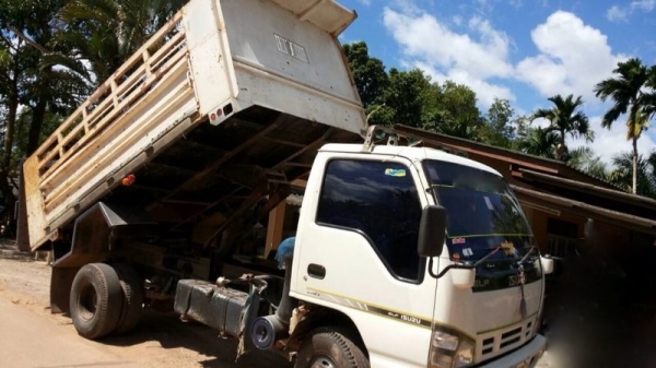 รถอีซูซุ 6 ล้อดั้ม 150 แรงม้า ปี 50  ( รถวิ่ง 24x,xxx กม. ) สนใจติดต่อ 081 - 6079515