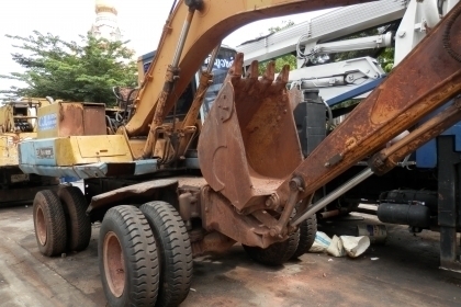 แบคโฮล้อยาง KOMATSU PW100-3-2เพลา มีแอร์ ลายหัวเจาะ อิ