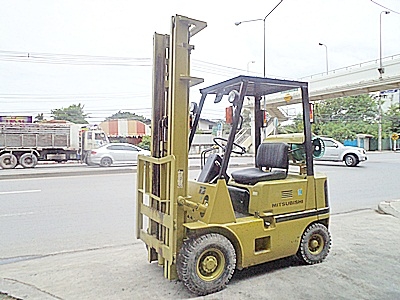 ขายรถยกมิตซูบิชิ 1.5 ตัน (รุ่นใหม่)  เครื่องเบนซิน  ( 2 ระบบ น้ำมัน-แก๊สนอก) กระบอกคู่   เสาสูง 4 เมตร เสาต่ำ พวงมาลัยเพาเว่อร์  สีเดิมจากนอก นำเข้าจากญี่ปุ่น ใช้งานได้ทันที