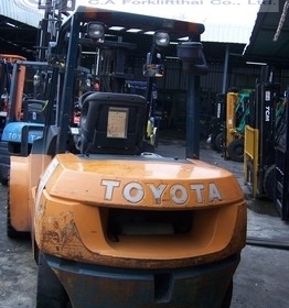 ขาย รถโฟล์คลิฟท์ TOYOTA รุ่น 7-FD35