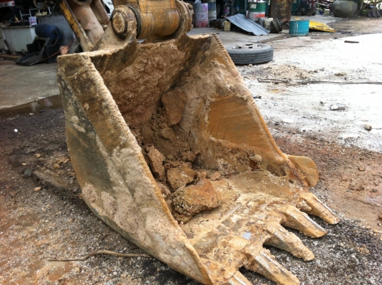 ขายรถแบคโฮ KOMATSU PC-200-7 ปี.2005 จัดแน้นได้ เล่มทะเบียน ไฟฟ้าครบ รถใช้งานได้สมบูรณ์