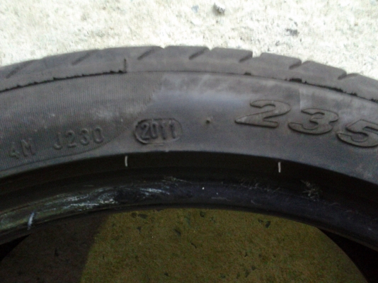 ขายยาง PIRELLI ขอบ18 นิ้ว ปี 11 MADE IN GERMANY 255/35/18 มี1คู่ 235/40/18มี1คู่ดอกเต็มไม่มีกินข้าง