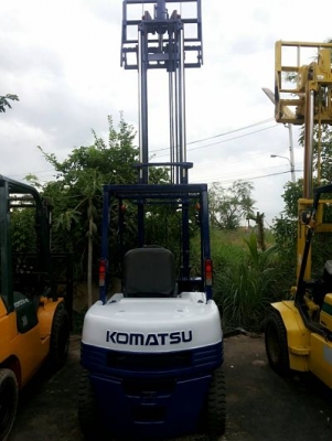 KOMATSU ขนาด2.5ตัน  เสา4ม. งากระดกได้ เกียร์ธรรมดา เครื่องเบนซิลH20