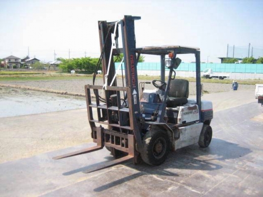 KOMATSU ขนาด2.5ตัน  เสา4ม. งากระดกได้ เกียร์ธรรมดา เครื่องเบนซิลH20