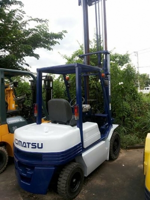 KOMATSU ขนาด2.5ตัน  เสา4ม. งากระดกได้ เกียร์ธรรมดา เครื่องเบนซิลH20