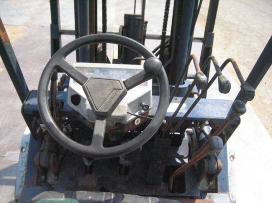 KOMATSU ขนาด2.5ตัน  เสา4ม. งากระดกได้ เกียร์ธรรมดา เครื่องเบนซิลH20