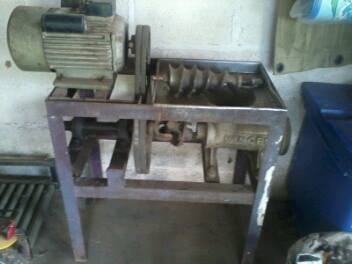 เครื่องทำลูกชิ้นสามารถใช้ทำได้เลยครับ  เครื่องบด + เครื่องตี+  เครื่องปั้น +  ถาดต้ม 2 ใบ   แผงตาก  ราคาซื้อมาเกือบแสนครับราคานี้คุ้มครับ