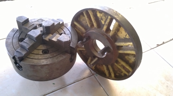 4 จับ ขนาด 8 นิ้วสภาพดี พร้อมหน้าแปลนยึด และ 3 ขา 5,000