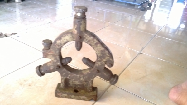 4 จับ ขนาด 8 นิ้วสภาพดี พร้อมหน้าแปลนยึด และ 3 ขา 5,000