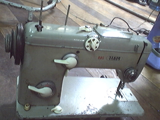 ขายจักรเย็บผ้ารุ่นเก่าแนวๆคลาสสิคมี2ตัว