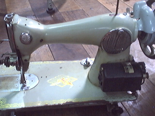 ขายจักรเย็บผ้ารุ่นเก่าแนวๆคลาสสิคมี2ตัว