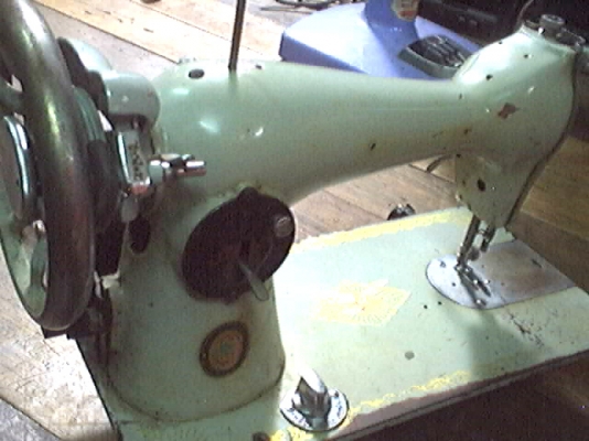 ขายจักรเย็บผ้ารุ่นเก่าแนวๆคลาสสิคมี2ตัว