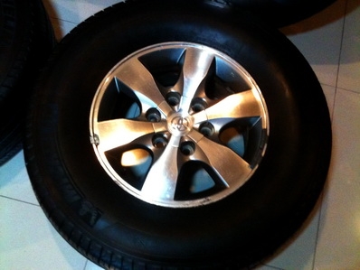 ล้อแม็กซ์ฟอร์จูนเนอร์ 16 นิ้ว พร้อมยางดอกหนาๆ มิชลินอย่างดี ใช้ได้อีกยาวนาน ใส่ได้หลายรุ่นมากมาย คลิ้กดูสินค้าอื่นได้