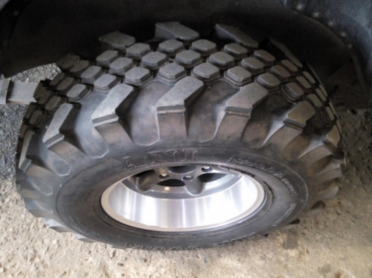 ยางวิ่งน้อยคับปลายปี 12 ขนาด 32x9.5-15. 245/80-15ใส่วิ่งไม่เกินเดือนคับขายคับจะขยับไปยางใหญ่คับ