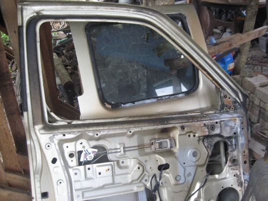 ประตู 4 บาน กระบระท้าน พร้อมแม็กลายเนอร์