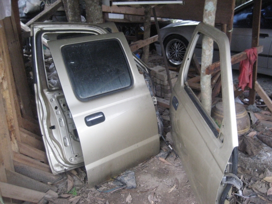 ประตู 4 บาน กระบระท้าน พร้อมแม็กลายเนอร์