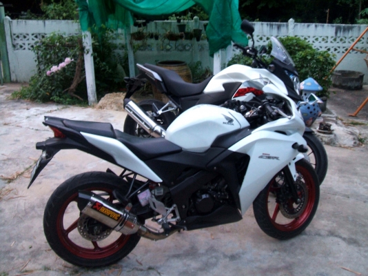 (ขายครับ)จำใจจากลากันCBR 150iรับแลกpcx150สีขาว