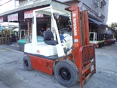 ขายรถยกนิสสัน 2 ตัน   เครื่องดีเซล  กระบอกคู่ เสาสูง 3 เมตร   พวงมาลัยเพาเว่อร์  สีเดิมจากนอก นำเข้าจากญี่ปุ่น ใช้งานได้ทันที