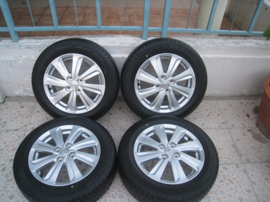 ขายล้อแม็ก Toyota vios ป้ายแดง 15"x5.5" et45 4รู100 +ยางปี13  สนใจติดต่อ เล็กคลองสามครับ (081-3747940)