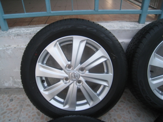 ขายล้อแม็ก Toyota vios ป้ายแดง 15"x5.5" et45 4รู100 +ยางปี13  สนใจติดต่อ เล็กคลองสามครับ (081-3747940)