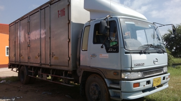 HINO FF1JPKA เครื่อง JO8C ตู้10บาน ยาว7.3 เมตร รถห้างแท้ปี2544เครื่องเหมือนใหม่ครับ แคซซีสวยมากๆ แอร์เย็นๆ รถไม่เคยทำสีสภาพเดิมมากๆรถเข้าเช็คศูนย์ตลอดยาง900/20สภาพ80\%ใช้ได้อีกนานน