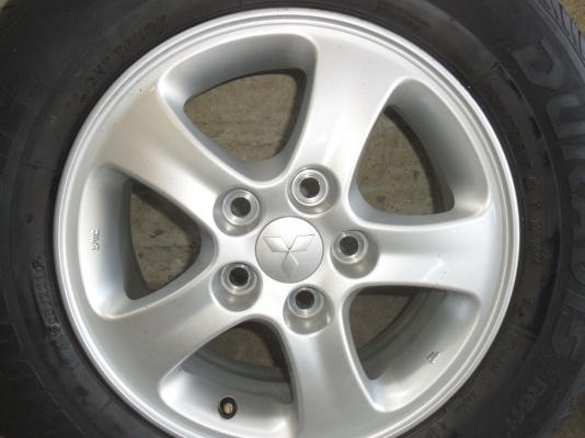 ล้อแม็ก 15นิ้ว 5รู114 ใส่ไมตี้ได้ พร้อมยาง สวยๆ 4 ล้อ ราคา 5900 บาท