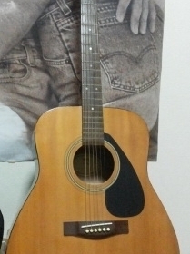 กีตาร์ ยามาฮ่า f 210กีต้า YAMAHA F210   เสียงดีครับสภาพเดิมๆครับใส่สาย d'addario  พร้อมแถมกระเป๋าคู่ตัวครับ