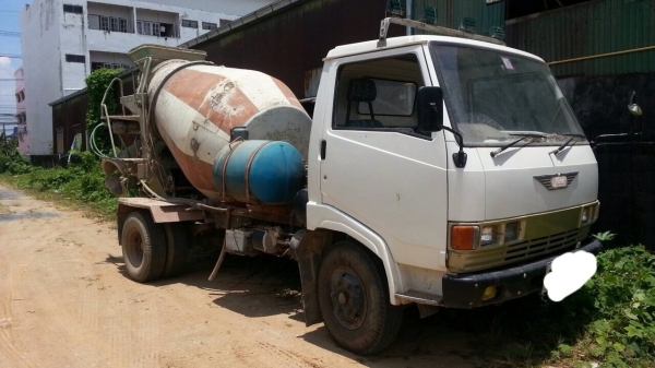 ขาย 10 ล้อโม่ปูน HINO KM 777 โม่ 2.5 คิว พร้อมใช้สนใจโทร0819701072