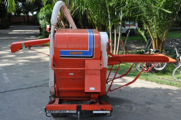 ขายเครื่องนวดข้าวKUBOTAติดรถบรรทุก ตีนตะขาบ ดีเซล สภาพสวยจัด เดิมญี่ปุ่น อะเนคประสงค์45,000เท่านั้น!!