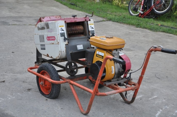 ขายเครื่องย่อยกิ่งไม้ROBIN สภาพสวยเดิมจากญี่ปุ่น ยังไม่เคยใช้งานในไทย 16,000 เท่านั้น