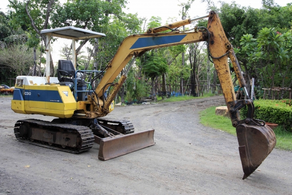 ขาย รถขุดเล็ก KOMATSU PC30-6 เก่านอกแท้ๆ สภาพดีพร้อมใช้งาน ไม่เคยใช้งานในเมืองไทย ติดต่อ 086-775-7900